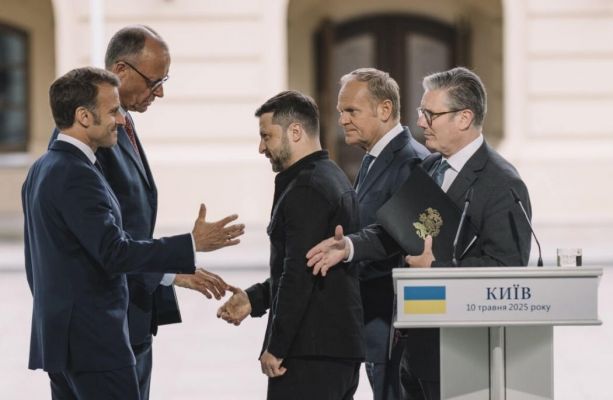 Европа убеждает Зеленского не отдавать России Донбасс — Bloomberg Европа убеждает Зеленского не отдавать России Донбасс — Bloomberg