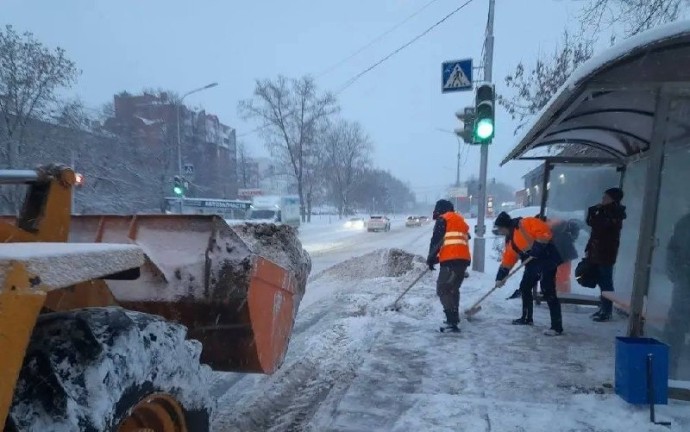 В Уфе устраняют последствия сильного снегопада В Уфе устраняют последствия сильного снегопада