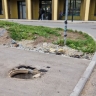 «А потом кто-то упадет»: наглые автомобилисты продавили люк на тротуаре во Владивостоке‎