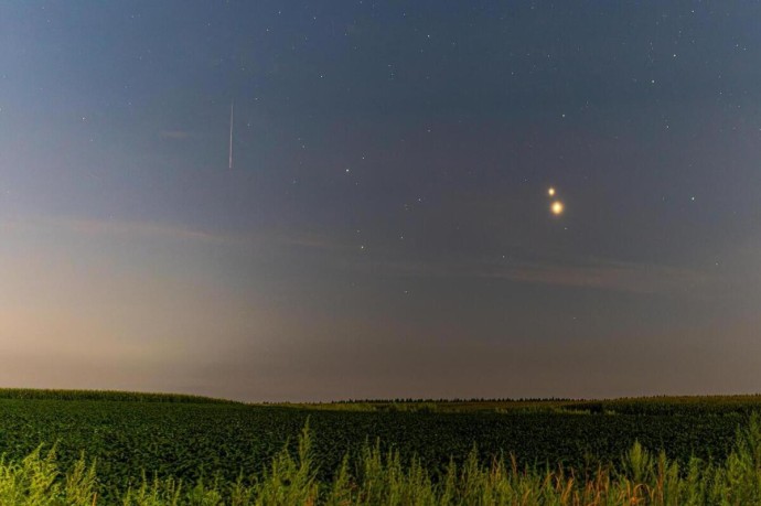 Над европейским городом пронесся редкий зеленый метеор Над европейским городом пронесся редкий зеленый метеор