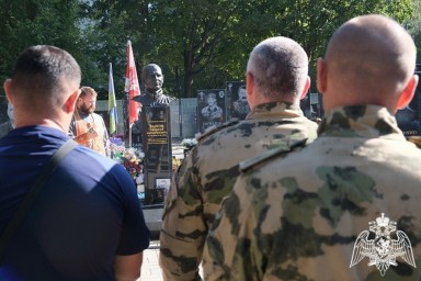Курские росгвардейцы почтили память погибшего сотрудника СОБР «Кмет»