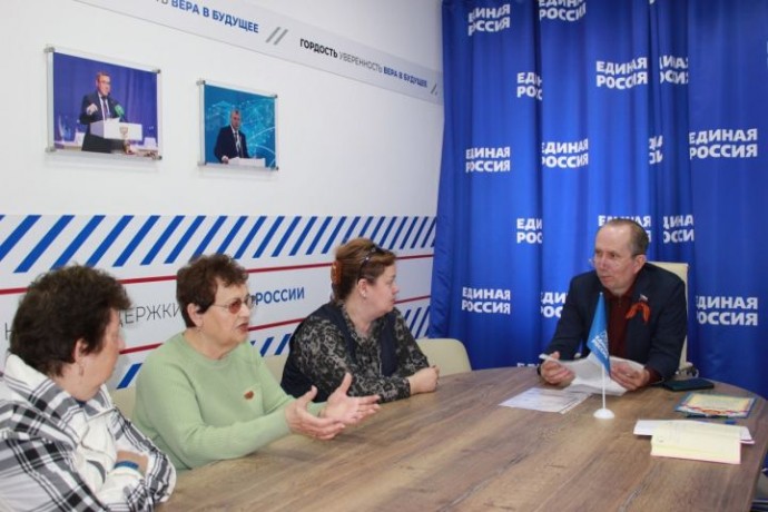 ЖКХ, благоустройство дворов, «дачные ряды»: с какими вопросами обратились астраханцы к Игорю Седову на личном приеме
