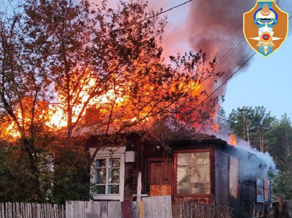 В райцентре в Бурятии по неизвестным причинам вспыхнул дом