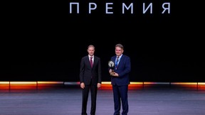 Денис Мантуров наградил лауреата национальной промышленной премии «Индустрия» Денис Мантуров наградил лауреата национальной промышленной премии «Индустрия»