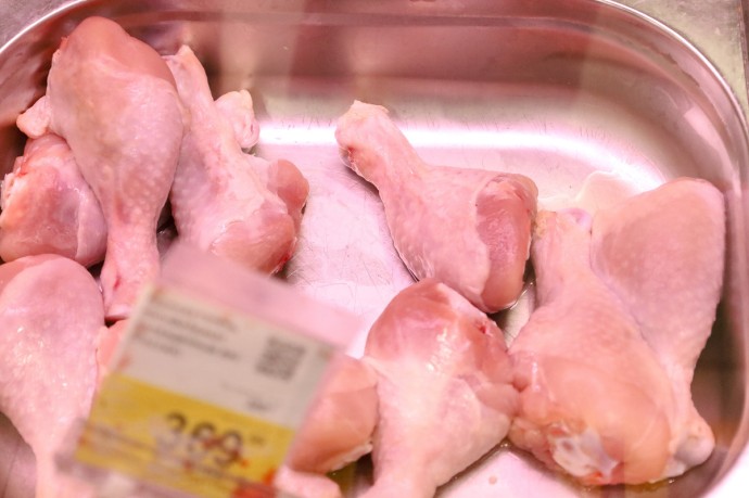 Выяснилось, почему мыть сырую курицу перед готовкой опасно для жизни Выяснилось, почему мыть сырую курицу перед готовкой опасно для жизни