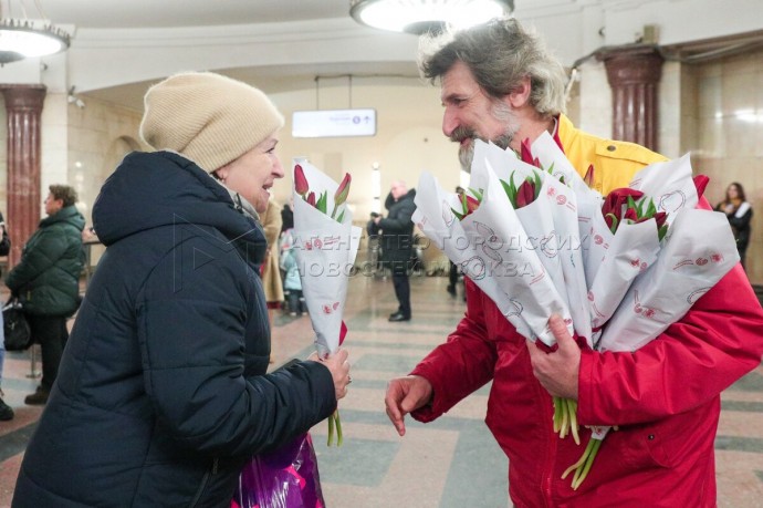 Ликсутов: Цветы и открытки будут дарить женщинам в столичном метро 8 марта