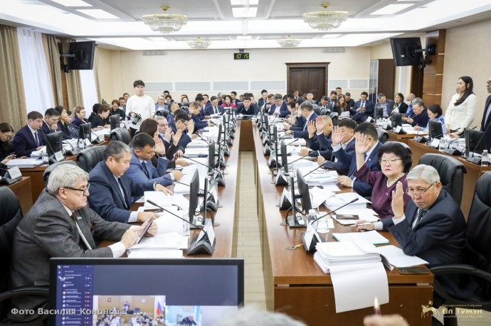 В парламенте Якутии рассмотрели более 700 поправок к законопроекту о бюджете Якутии В парламенте Якутии рассмотрели более 700 поправок к законопроекту о бюджете Якутии
