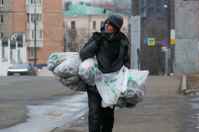 «Их пытаются вылавливать, но они прячутся по углам». Жители московского района устали от борьбы с бомжами