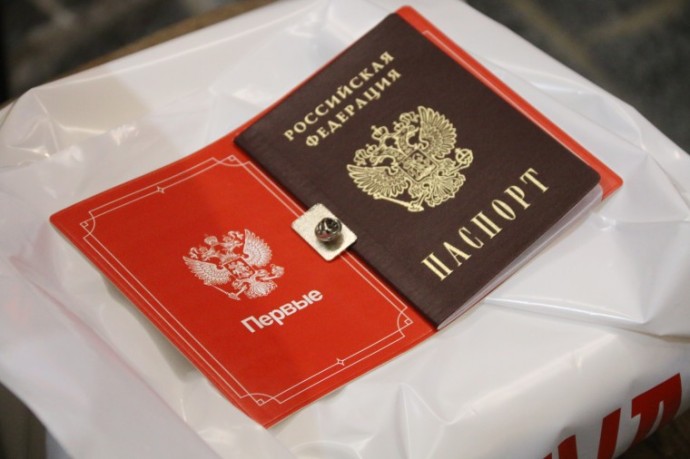 Тулякам вручили паспорта в День государственного флага РФ