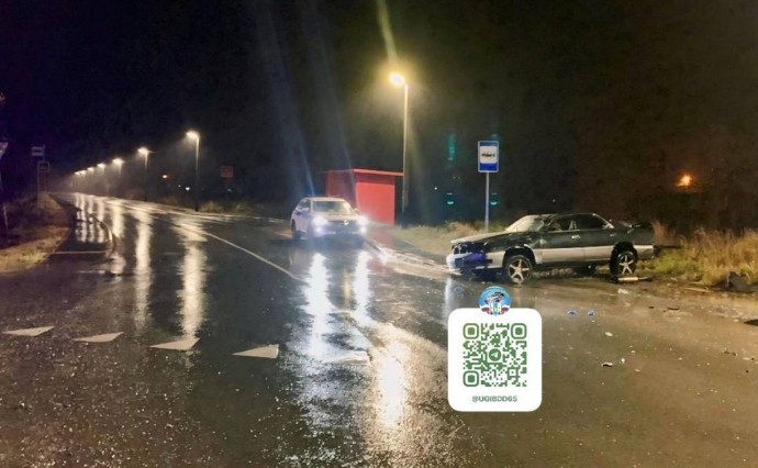 Водителя Toyota Crown увезли в больницу с места ДТП в Южно-Сахалинске