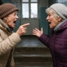 72-летнюю кировчанка обматерила соседку в подъезде и получила штраф