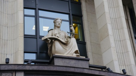 В Петербурге супруги предстанут перед судом за фиктивную регистрацию 900 мигрантов в хостеле