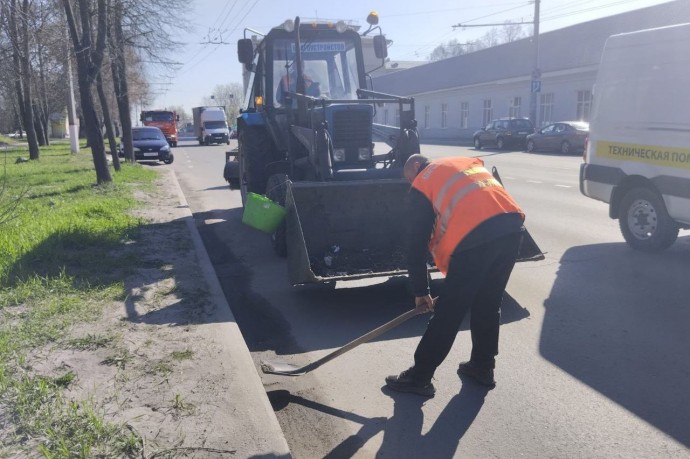 Дорожные службы Курска продолжают весеннюю уборку улиц