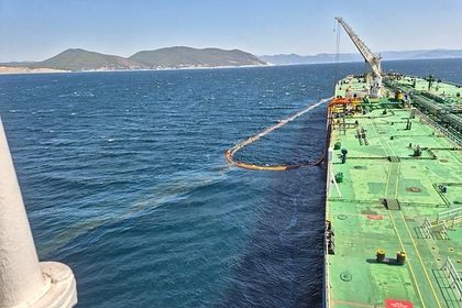 Назван объем попавшей в воду под Новороссийском нефти Назван объем попавшей в воду под Новороссийском нефти