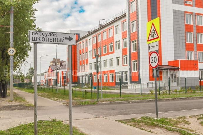 В Брянске обустроили дороги вокруг школы №13 В Брянске обустроили дороги вокруг школы №13