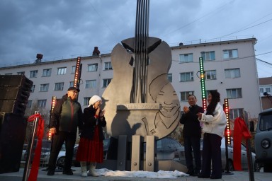 В Якутске открыли сквер со стелой памяти музыканта Айыы Уола