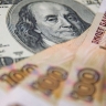 Bloomberg: Рубль сильнее других валют укрепился к доллару с начала 2025 года
