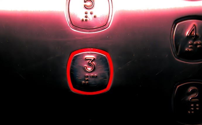 Лифты в домах стареют быстрее, чем их успевают менять: эксперты предупреждают о росте аварийных рисков