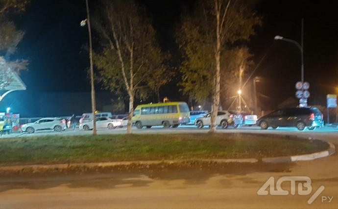 В Южно-Сахалинске ажиотаж на заправках: очереди и закрытые станции