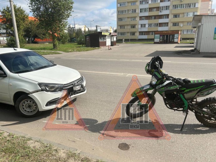 В Пензе на Шуисте Lada врезалась в питбайк