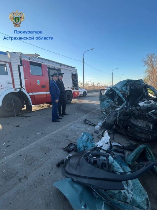 Водитель погибла, автомобиль всмятку: в Астрахани произошло ДТП с пожарной машиной