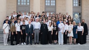 В Севастополе Дмитрий Чернышенко и Митрополит Тихон обсудили с молодёжью традиционные ценности и нацпроект «Молодёжь и дети»