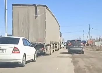«Стоим колом»: на выезде из Благовещенска образовалась пробка
