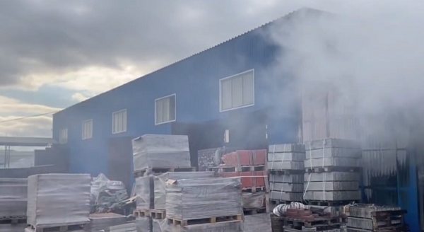 На складе в Улан-Удэ по неизвестным причинам разбушевался крупный пожар