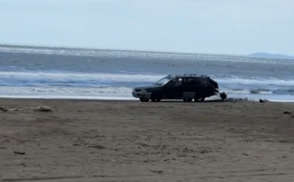 Дрифт по песку: в Поронайске водитель устроил гонки на пляже