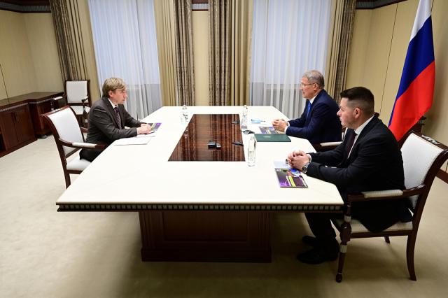 Хабиров призвал защищать молодежь от информационного воздействия Хабиров призвал защищать молодежь от информационного воздействия