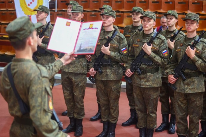 Президент подписал закон о военном призыве в течение всего года