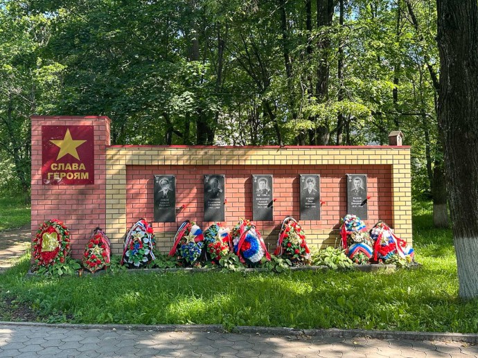 «Вьетнамский флаг» и речитатив: мемориал Победы в Яранске оценил военный историк