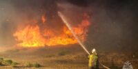 Под Астраханью пожар на 12 гектарах подбирался к СНТ