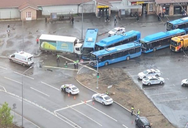 В Москве водитель грузовика умер за рулём и попал в ДТП с двумя автобусами