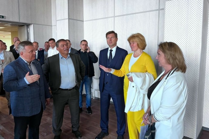 Вице-губернаторы Николай Линченко и Ирина Потехина оценили ход реконструкции Колледжа судостроения и прикладных технологий