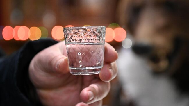 Потребление алкоголя в России упало до минимума с 1999 года Потребление алкоголя в России упало до минимума с 1999 года