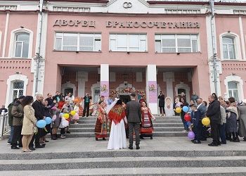 Сезон свадеб открыли в Благовещенске
