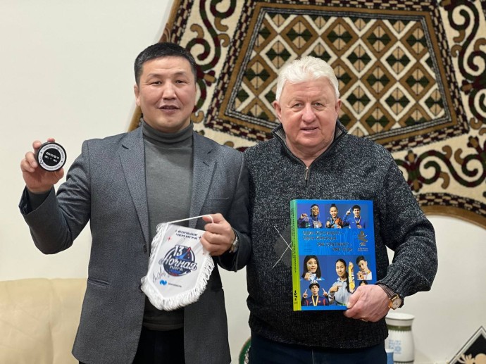 В День хоккея министр спорта Якутии встретился с титулованным голкипером Владимиром Мышкиным