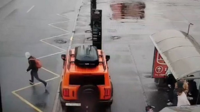 На Яхтенной улице автомобиль вылетел на тротуар, едва не врезавшись в людей на остановке На Яхтенной улице автомобиль вылетел на тротуар, едва не врезавшись в людей на остановке