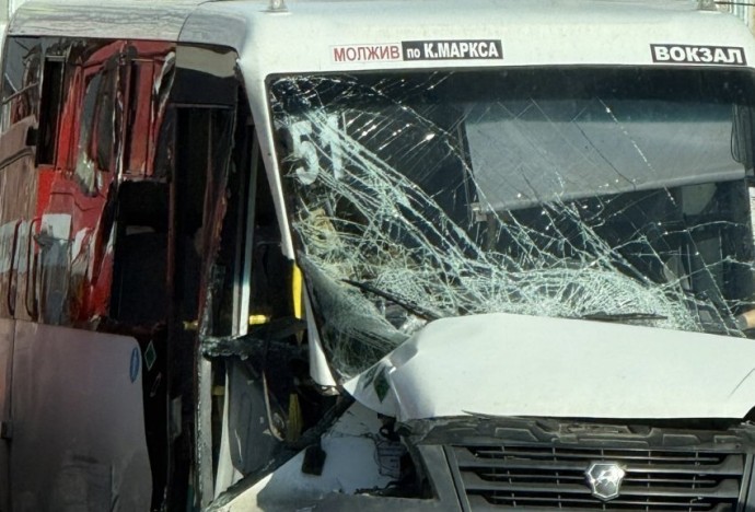 В Магнитогорске столкнулись маршрутка и пожарная машина