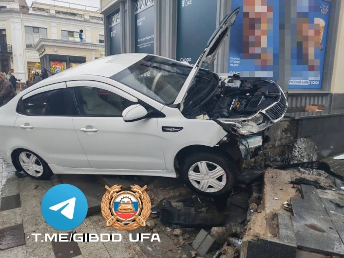 В Уфе «Киа Рио» врезалась в административное здание