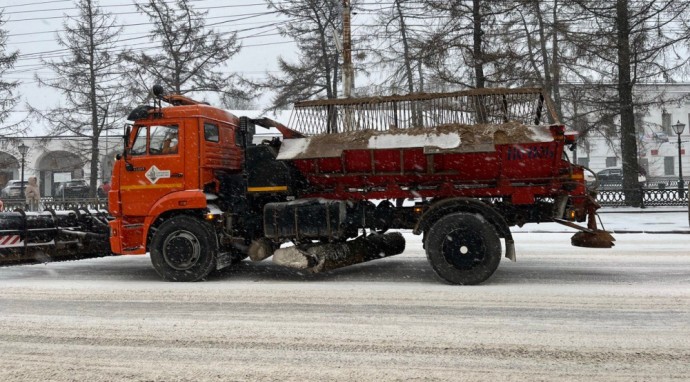 Десятки снегоуборочных машин вышли на улицы Костромы в снегопад Десятки снегоуборочных машин вышли на улицы Костромы в снегопад