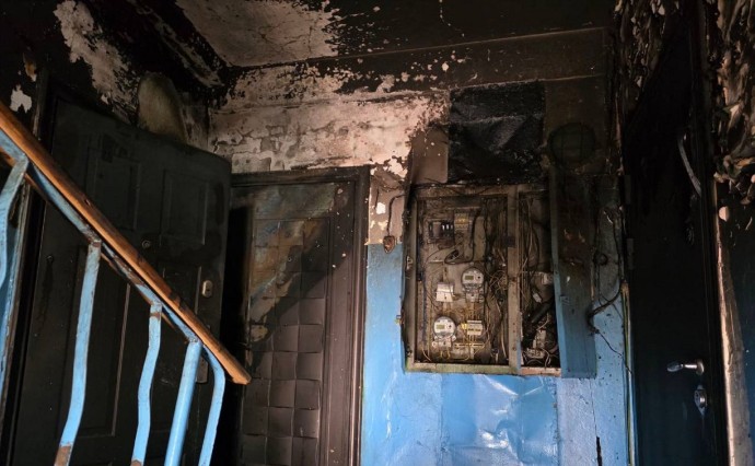 Взрослых и ребёнка эвакуировали при пожаре в Корсакове: подробности происшествия на Лермонтова