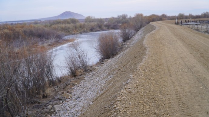 В селе Бурятии восстановили защитную дамбу В селе Бурятии восстановили защитную дамбу