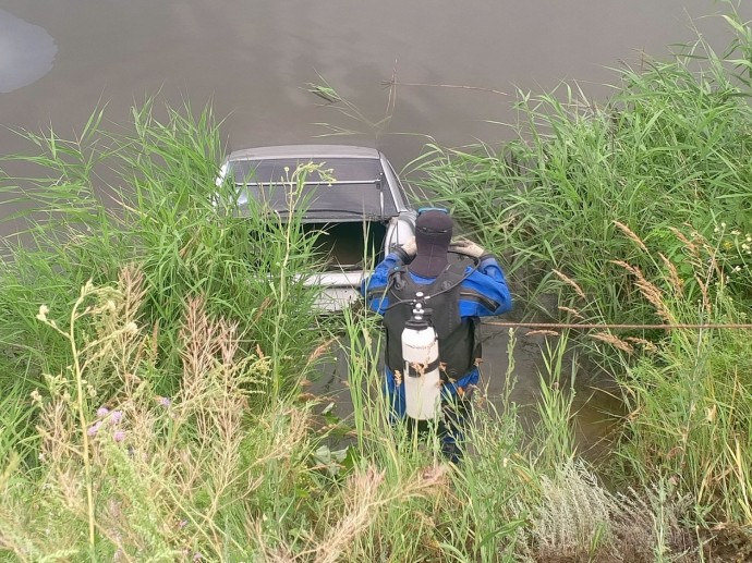 В Суре у Ростовской улицы пензенские спасатели обследовали затонувший автомобиль