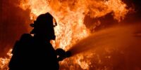 В Астрахани тушили пожар в тепловой камере, есть пострадавший