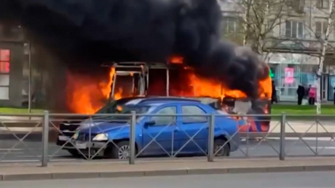 Автобус загорелся у станции метро «Улица Дыбенко»