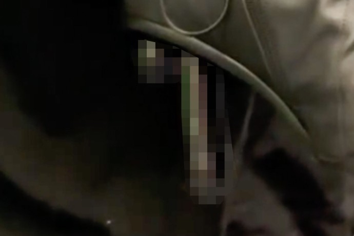 Девушку в сапогах с непристойным дизайном заметили в метро Москвы