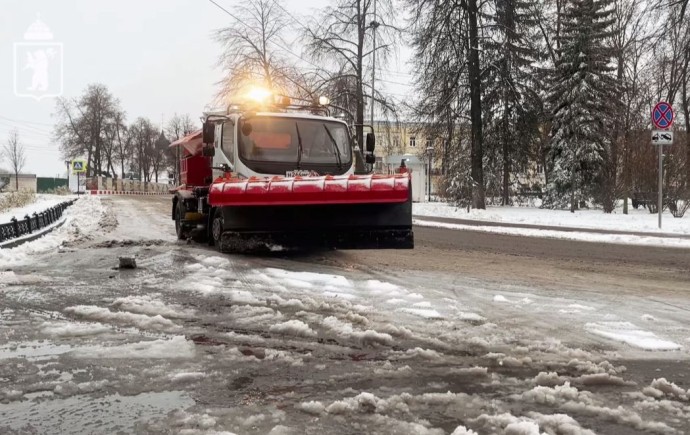 В Ярославле убирают улицы после снегопада