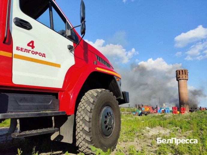 В Шебекино – сильный пожар на предприятии после атаки дрона